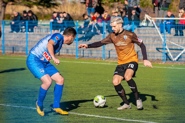 Läs mer om artikeln Fotbollsspelare som flyttar: En annan sida av livet på planen